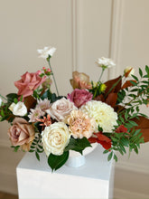 Load image into Gallery viewer, Amber Elegance Centrepiece
