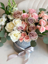 Load image into Gallery viewer, Valentine&#39;s Designer&#39;s Choice Bloom Box
