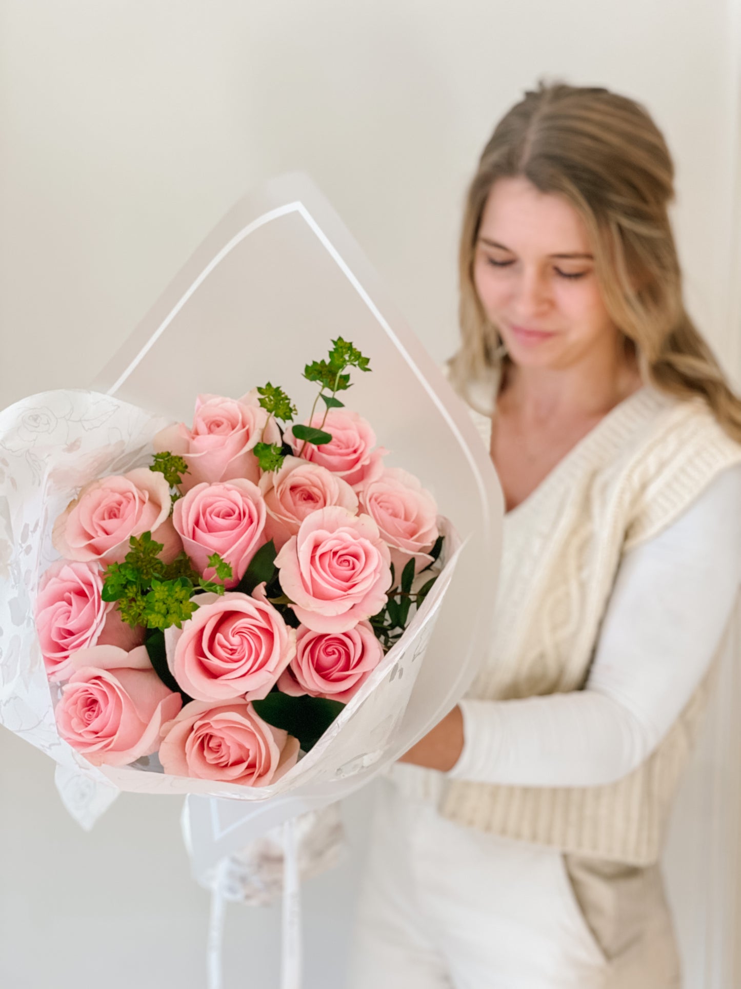 Bouquet of 12 blush roses stylishly hand tied
